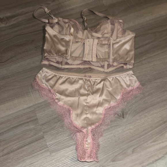 Absolutely beautiful Victoria secret set - Picture 2 of 2